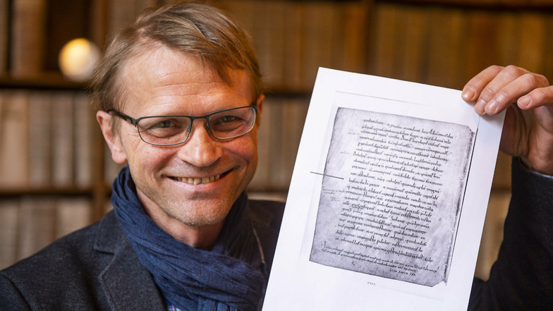 Der Görlitzer Ratsarchivar Siegfried Hoche - hier mit einer alten Urkunde im Stadtarchiv