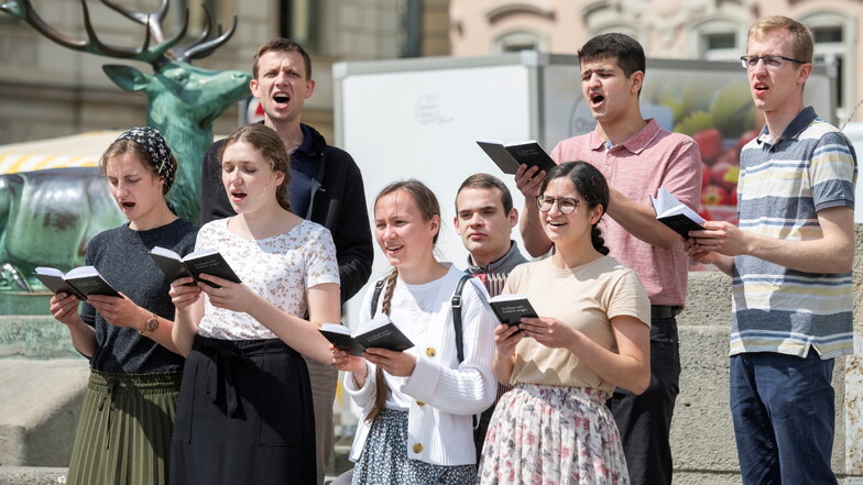 Ein Chor der Baptisten-Brüdergemeinde Gröditz verbreitete am Hauptmarkt in Großenhain singend Gottes Botschaft.