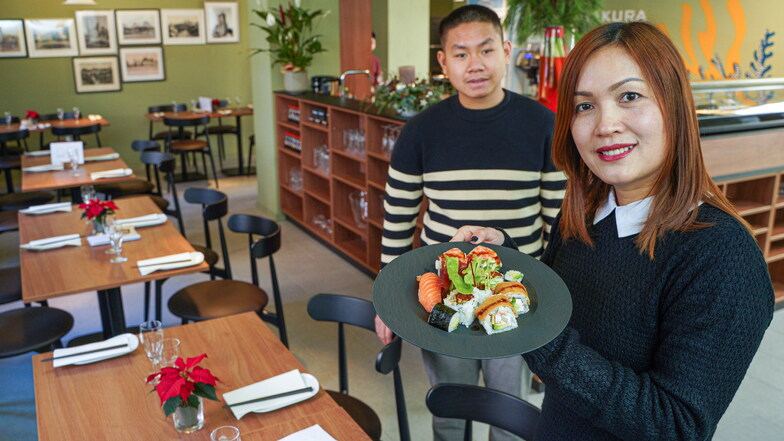 Sushi gibt es im neuen Restaurant Sakura in der Bautzener Altstadt. Mitinhaberin Do Thi Tuyet Nguyen und Koch Tung Anh Wagner präsentieren eine Sushi-Platte.