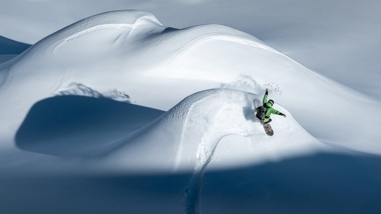 Tino Rischawy beim Snowboarden in Lech in Österreich.