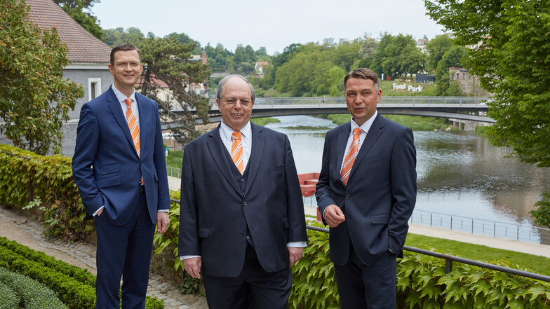 Der scheidende Vorstand Thomas Heinze (Mitte) zusammen mit Sven Fiedler (li.) und René Ziemianski, die künftig den Vorstand der Volksbank in Görlitz bilden.