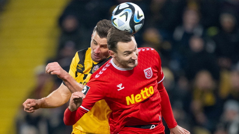 Stefan Kutschke verliert gegen den ehemaligen Dresdner Florian Ballas ein Kopfballduell. Am Ende verliert Dynamo 0:1.