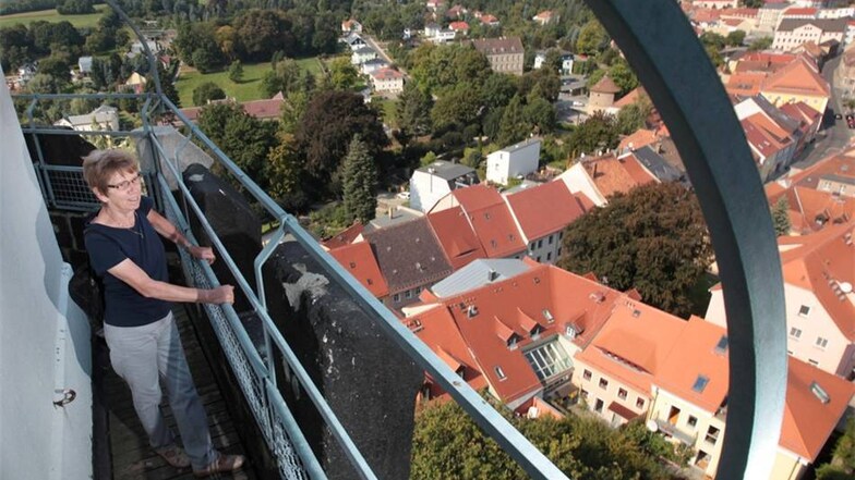 Tag des offenen Denkmals - Gudrun Schäfer genießt den Blick vom Turm der Hauptkirche St. Marien.