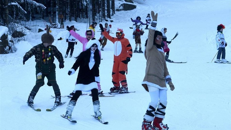 Scheinbar ganz Oppach ist Sonntagnachmittag unterwegs gewesen. Der Skiclub hatte zum Skifasching an den Hang an der Waldstraße eingeladen. Wer mit Kostüm zum Skihang kam, erhielt einen Getränkegutschein. Ansonsten gab es auch viele tierische Verkleidungen und Sprünge über die Schanze zu sehen.