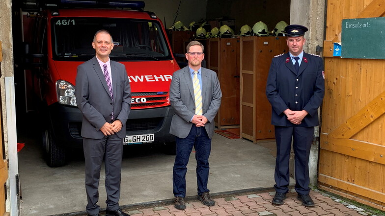 Der Brandschutz klappt: Landrat Ralf Hänsel, Hirschsteins Bürgermeister Conrad Seifert und Andreas Voigt, Ortswehrleiter der Ortswehr Mehltheuer (von links), an der alten Feuerwehr in Mehlteuer.