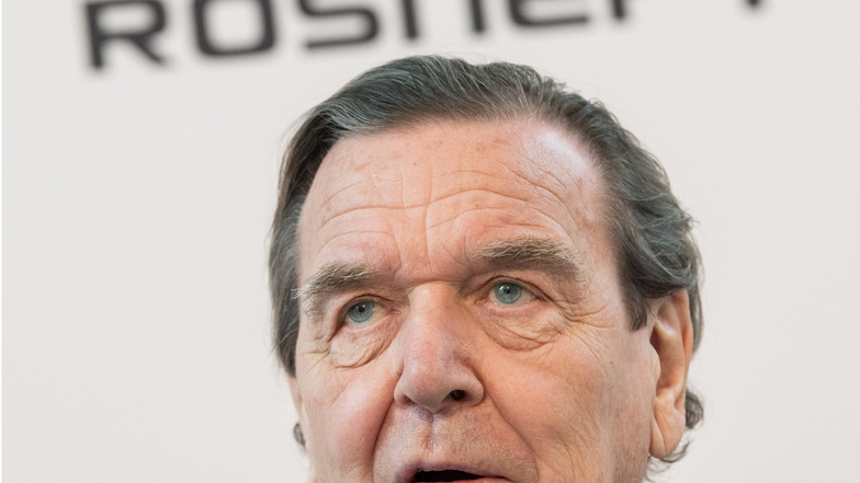 Dem ehemaligen Bundeskanzler Gerhard Schröder (SPD) wurden wegen seiner Russland-Haltung Sonderrechte im Bundestag entzogen.