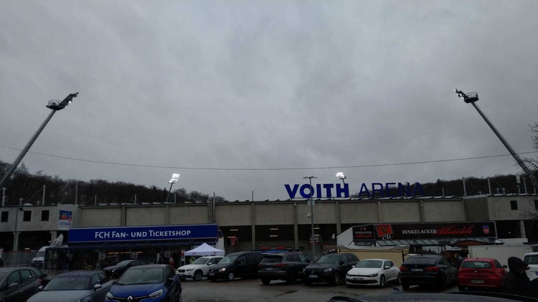 Die Voith-Arena in Heidenheim im Regen. Rund 13.000 Zuschauer werden heute erwartet, darunter 1.500 Dynamo-Fans.