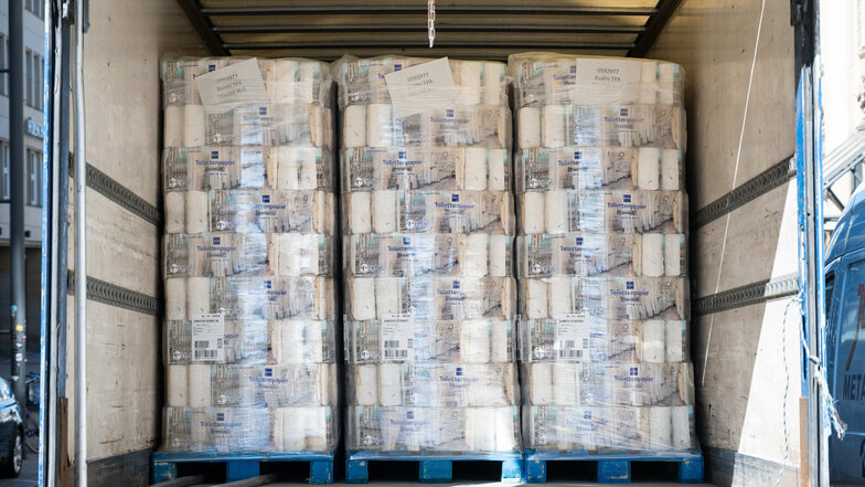 In einem Lastwagen stehen mehrere Paletten Toilettenpapier: Zu Beginn der Corona-Krise kam es zu Hamsterkäufen.