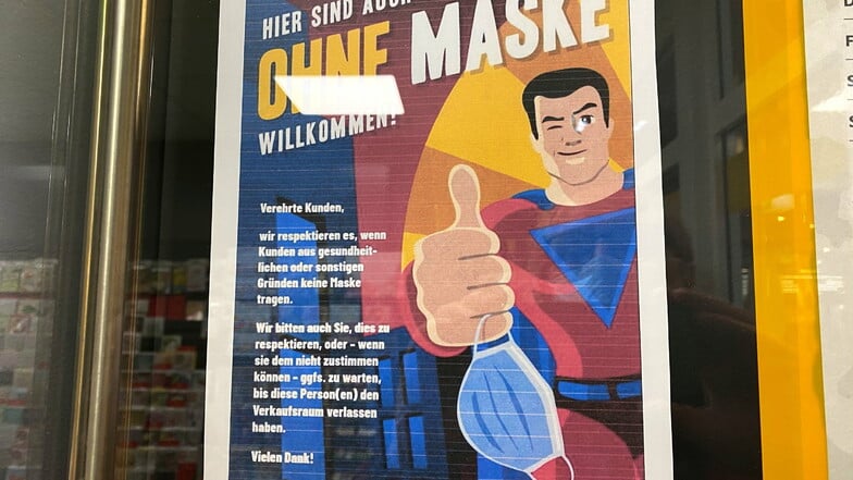 Mit Plakaten wie hier an seinem Postshop im Zittauer Rewe-Markt macht Einzelhändler Mario Hauptmann seine Sicht auf die Corona-Maßnahmen unmissverständlich deutlich.