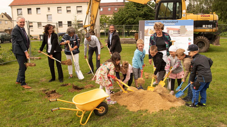 Nach dem Spatenstich im Juli (Foto) geht es mit den Bauarbeiten am Hortgebäude in Ponickau zügig voran.