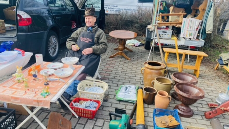 „Trödel-Klaus“ freut sich auf den neuen Standort des Trödelmarktes in seinem Cottbuser Heimat-Stadtteil Neu Schmellwitz.