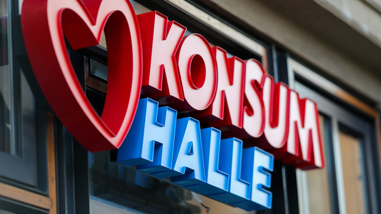 Das Logo des Konsum Leipzig hängt über einem neuen Konsum in Halle.