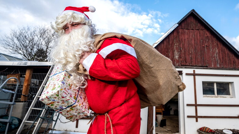 Der Roßweiner Weihnachtsmann hat sich am Heiligen Abend auf den Weg zu zehn Kindern gemacht, die ihre Wünsche in den Briefkasten an der Pyramide gesteckt hatten.