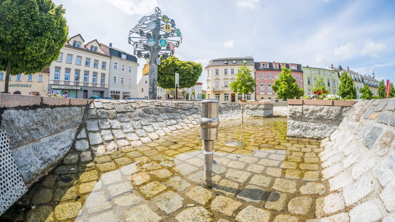 Der Brunnen am Riesaer Rathausplatz ist defekt. Die Stadt hofft jetzt auf eine kurzfristige Reparatur – keine einfache Angelegenheit angesichts von Material- und Handwerkermangel.