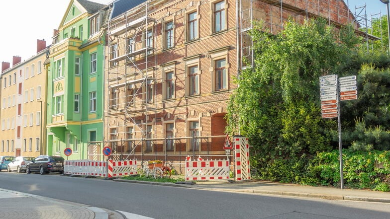 Das Gerüst und die Sperrung des eigentlichen Fußgängertunnels bewegt die Gemüter einiger Roßweiner. Weil die Sicherung unzureichend ist, müssen Fußgänger die Straßenseite wechseln. Auch Schulkinder sind davon betroffen.