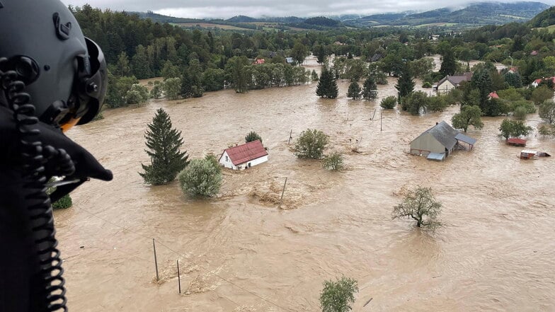 Klodzko (Glatz): Dieses von der polnischen Feuerwehr zur Verfügung gestellte Foto zeigt ein überschwemmtes Gebiet in der Nähe des Flusses Nysa Klodzka (Glatzer Neiße).