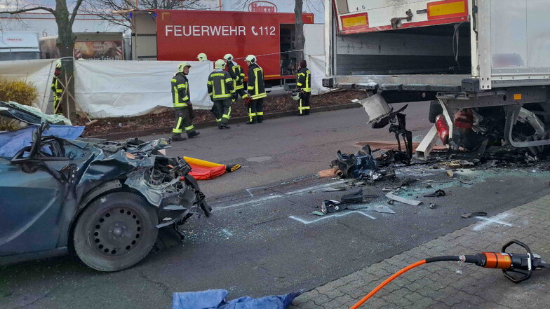 Einsatzkräfte der Feuerwehr an der Unfallstelle in Wiedemar: Hier kam am Sonntag ein 28-jähriger Autofahrer ums Leben.