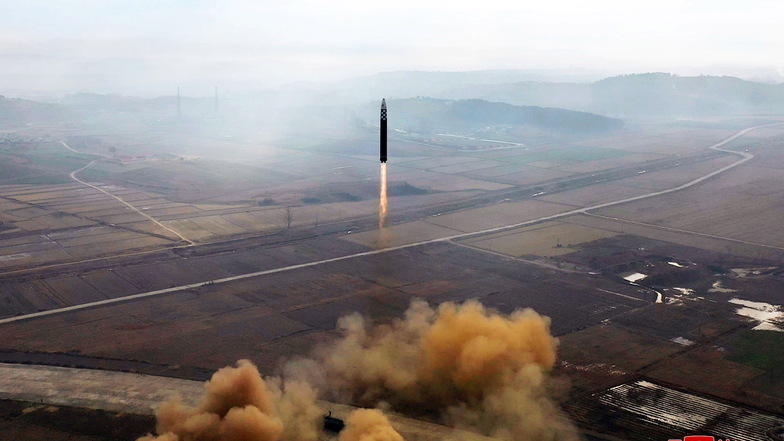 Mitte November: Nordkorea feuert vom Flughafen in Pjöngjang eine Interkontinentalrakete des Typs Hwasong-17 ab, wie die staatliche Nachrichtenagentur KCNA mitteilte.