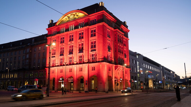 Darum leuchtete die Dresdner Altmarktgalerie rot