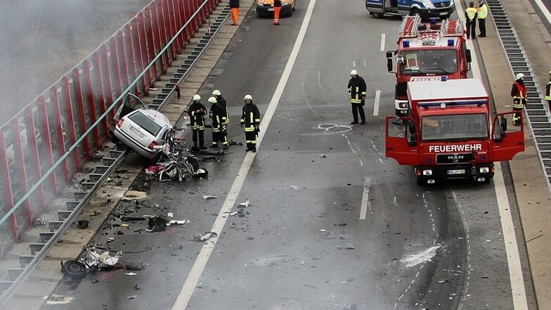 Die Unfallstelle von der Drehleiter der Nieskyer Feuerwehr aus fotografiert, zeigt das Ausmaß der Kollision.
