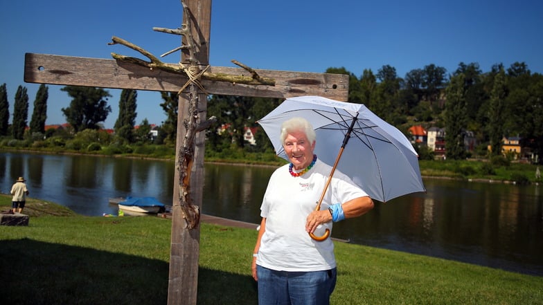 Die Frau mit dem Kreuz: Es war die Idee von Erika Tipke und seither bringt sie das Kreuz von Ort zu Ort.