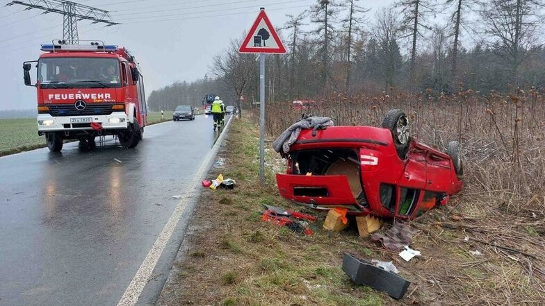 Schwerer Unfall bei Zittau: Feuerwehr muss eingeklemmte Person retten