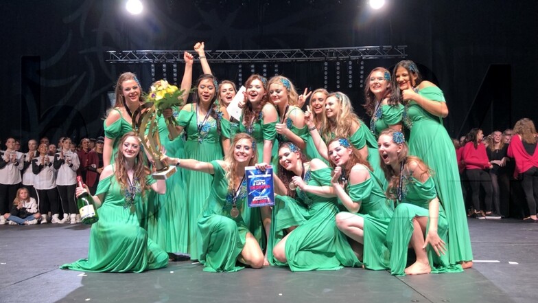 Dance Attack konnte wie schon 2017 und 2018 die Kategorie „Showdance Adults“ gewinnen. Die 15 Frauen machten den Titel-Hattrick für Weißwasser komplett.