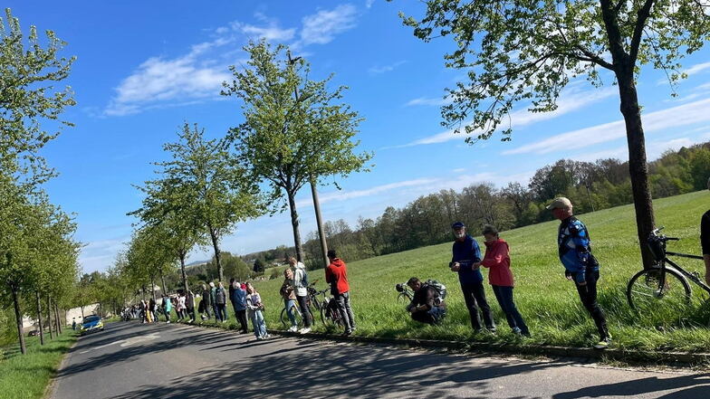 Fast durchgehend auf der Strecke zwischen Reiterhof "Drei Linden" und Ortseingang beteiligen sich Hartauer Einwohner an der Aktion.