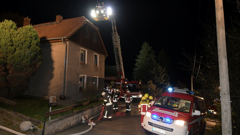 Feuerwehren aus Mügeln und Oschatz haben einen Brand im Obergeschoss eines Wohnhauses in Neusornzig gelöscht. Eine Person wurde gerettet.