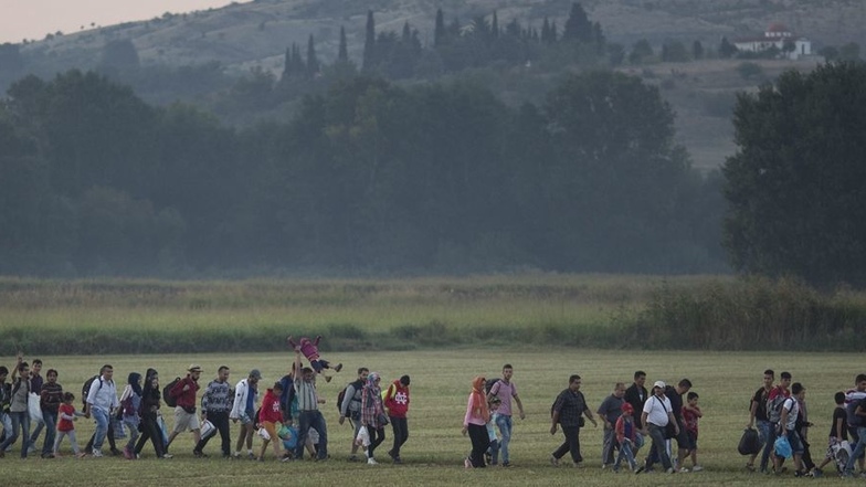 Völkerwanderung? Viele Flüchtlinge sind zu Fuß auf dem Weg durch Europa; hier vor der mazedonischen Grenze.