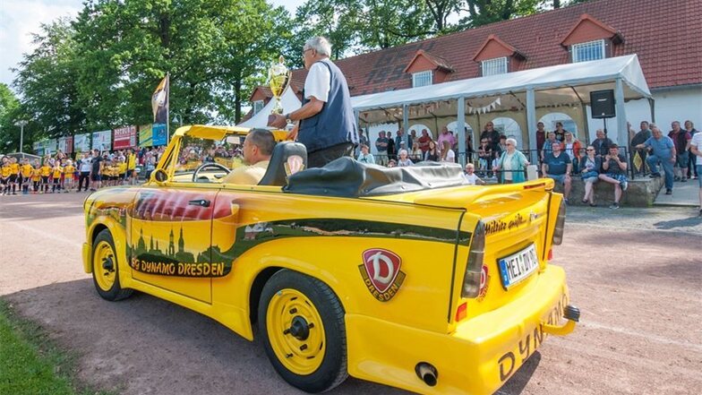 Mit einem Trabant Cabrio in Dynamo-Dresden-Outfit wurde am Sonnabend der Siegerpokal für Landesliga-Aufsteiger Großenhainer Fußballverein 1990 zur Jahnkampfbahn gebracht.