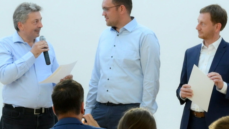 Der Ebersbacher Bürgermeister Falk Hentschel hier mit dem Ex-Landrat Arndt Steinbach und Ministerpräsident Michael Kretschmer (v.l.).