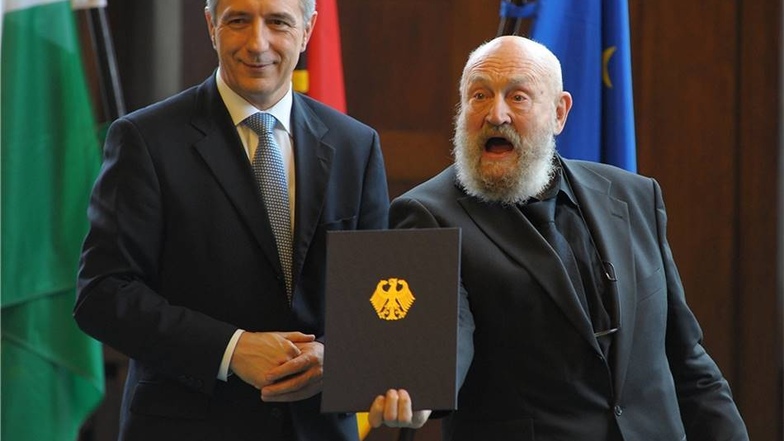 2010: Rolf Hoppe erhält von Ministerpräsident Stanislaw Tillich das Bundesverdienstkreuz verliehen.