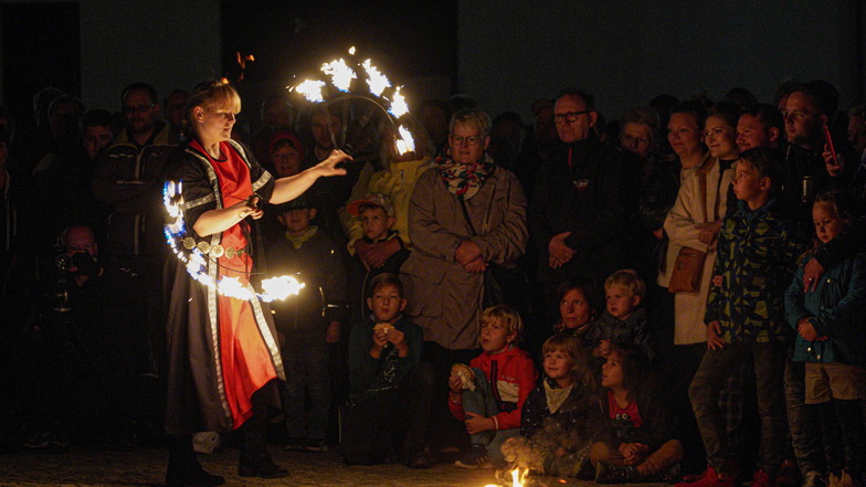 Feuer-Künstlerin Annalena aus Cottbus begeisterte Jung und Alt mit ihrer Show zum Bautzener Altstadtfestival.