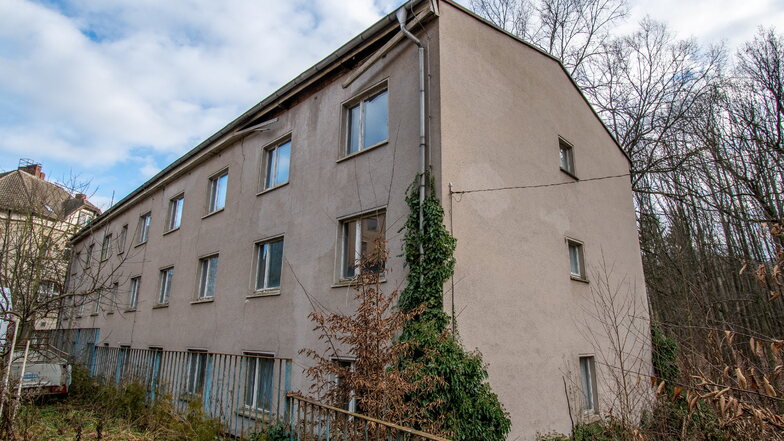 Das Bettenhaus am Lindenhof in Waldheim wird von der Firma Lengenfelder Recycling und Abbruch GmbH abgerissen.