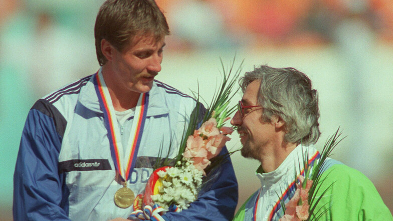 Jürgen Schult (links) war der letzte Olympiasieger der DDR. Er gewann bei den Sommerspielen 1988 in Seoul die Goldmedaille im Diskuswurf. Rolf Danneberg aus der BRD holte Bronze.