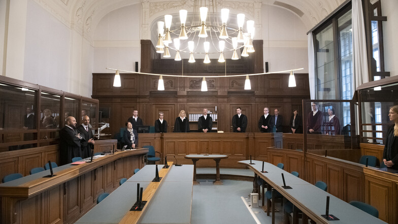 Die Anwälte Tarig Elobied und Türker Kerem (li) stehen in einem Gerichtssaal und warten auf ihren Mandanten. Der aus Dagestan stammende russische Staatsbürger Magomed-Ali C. wird laut Anklage beschuldigt, einen Sprengstoffanschlag in Deutschland vorbereit