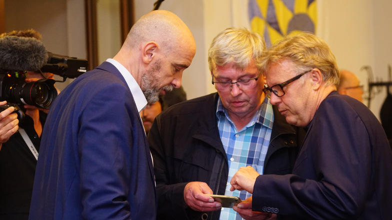 Die aktuellen Wahlergebnisse im Blick: Oberbürgermeister Ahrens, CDU-Stadtrat Schleppers, Unternehmer Drews vom Bürgerbündnis.
