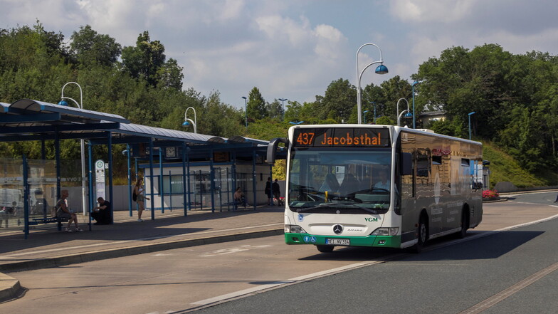 Die Linie 437 am Riesaer Busbahnhof. Weil kurzfristig viele Fahrer erkrankt waren, fielen in der vergangenen Woche mehrere Busverbindungen aus - zum Ärger der Eltern.