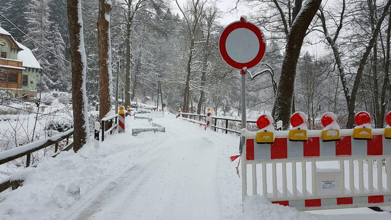 Durchfahrt offiziell verboten: Die Talstraße zwischen dem Hochofen in Rosenthal und der Schweizermühle wurde gekappt.