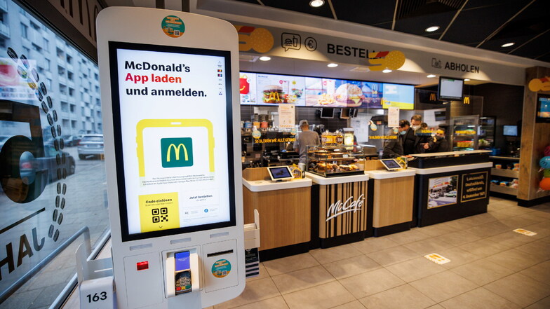 Ein automatisiertes Bestell- und Bezahlsystem in einer Filiale der Fastfoodkette McDonald·s.