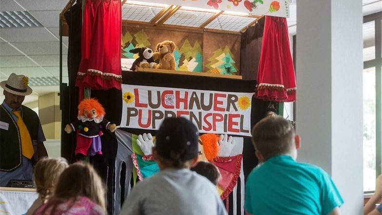 Das Luchauer Puppenspiel gastierte gleich zweimal in Schellerhau. Die Bühne stand in Rümmlers Elektroladen.