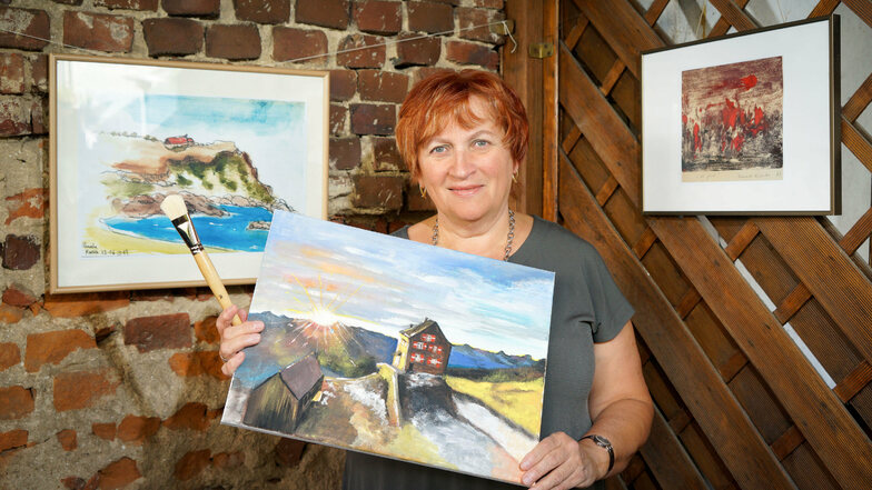 Renate Klotsche zeigt am Sonntag im Hof der Stadt-Apotheke einige ihrer Bilder, darunter Ansichten von der Ostseeinsel Hiddensee.