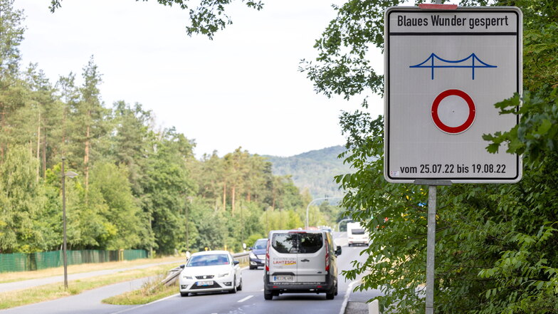 Schild kurz vor der S177: Schon in Pirna ein Hinweis darauf, dass das Blaue Wunder in Dresden dicht ist.