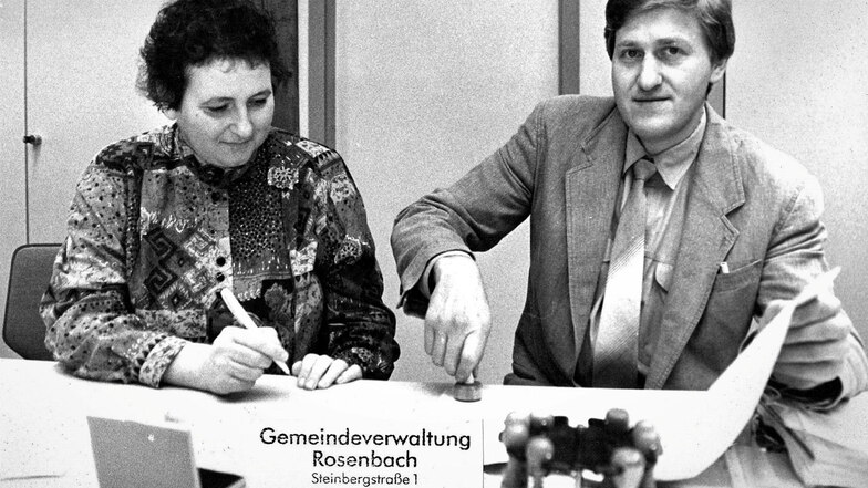 Die Bürgermeister
Regina Berndt
(Bischdorf) und
Roland Höhne
(Herwigsdorf) besiegelten mit Unterschrift und
Stempel vor
30 Jahren die
Vereinigung.