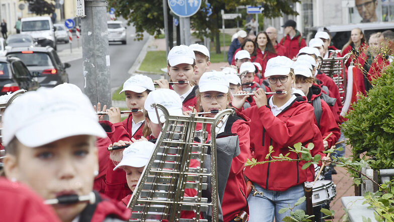 Mit einem Schwenk zog der Radeberger Kinderspielmannszug auf die Muskauer Straße. In Formation und mit Musik erfreuten die Spielleute gestern die Bürger in Weißwasser. Quasi mit einem Ständchen für die Stadt.