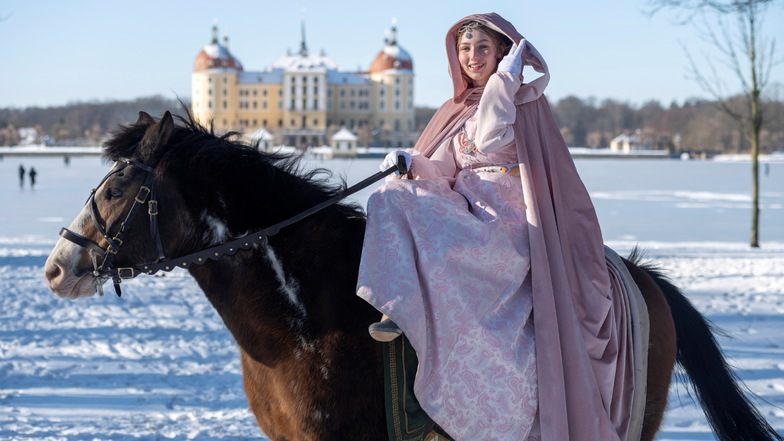 Fast wie im Märchen: Aschenbrödel-Double Tamara Kretschmer ritt am Sonnabend mit dem Filmpferd Catano durch die Winterlandschaft am Schloss Moritzburg.