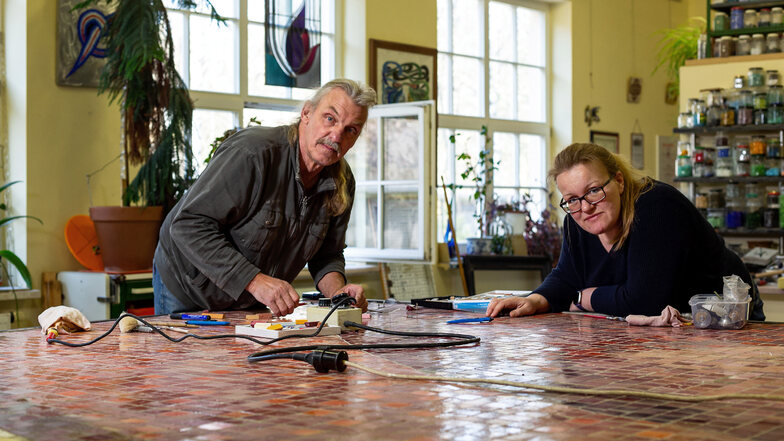 Anna und Klaus-Peter Dyroff haben einen großen Arbeitstisch in ihrem Mosaikatelier. Doch selbst hier findet das Mosaik, an dem sie momentan arbeiten, nur abschnittsweise Platz.