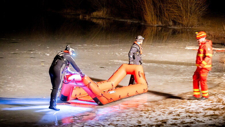 Eisretter suchten am Montag den Natursee in Pirna-Copitz nach einer vermeintlichen Person ab, die ins Eis eingebrochen sein soll.