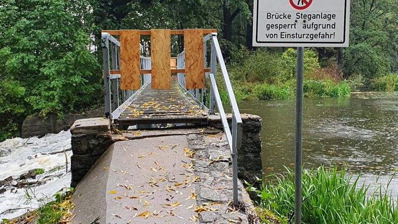 Die gesperrte Brücke vor der Reparatur der Wehrschwelle.